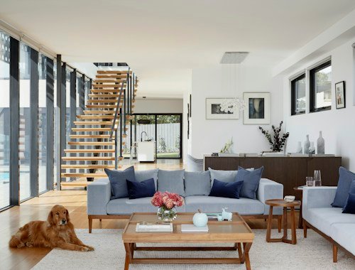 Casa prefabricada modular con revestimiento de madera en una parcela