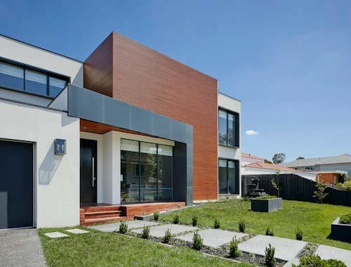 Fachada de casa modular contemporánea con jardín